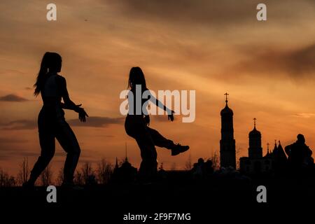 MOSCOU, RUSSIE - AVRIL 17 2021 : les filles dansent au coucher du soleil dans le parc de Zaryadye Banque D'Images