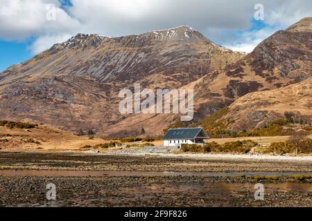 CORRAN WEST COAST HIGHLANDS ECOSSE LA MAISON ET LE PATRIMOINE DE LA CEILIDH CENTRE ET BEINN SGRITHEALL VUS DE L'AUTRE CÔTÉ DE LA RIVIÈRE ARNISDALE Banque D'Images