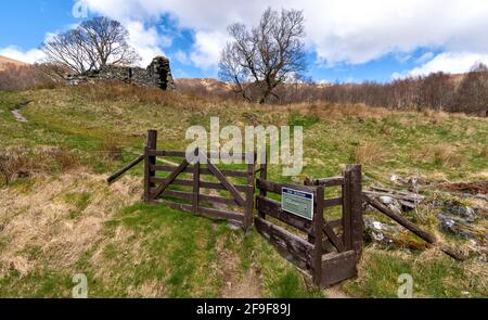 GLENELG HIGHLANDS SCOTLAND DUN TRODDAN BROCH ENTRÉE ET SENTIER Banque D'Images