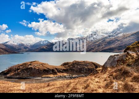 GLENELG HIGHLANDS ECOSSE LA ROUTE DE L'ARNISDALE ET VUE DE LE LOCH HOURN ET LES MONTAGNES ENNEIGÉES AU DÉBUT DU PRINTEMPS Banque D'Images