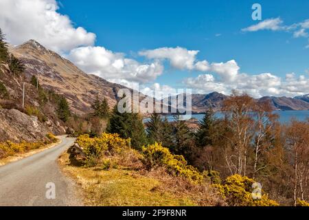 GLENELG HIGHLANDS ECOSSE LA ROUTE VERS ARNISDALE LOCH HOURN ET LES MONTAGNES ONT ÉTÉ ENNEIGÉES AU DÉBUT DU PRINTEMPS Banque D'Images