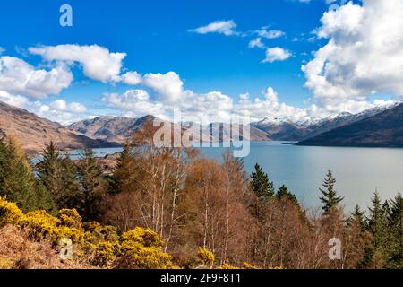 GLENELG HIGHLANDS ECOSSE LA ROUTE VERS ARNISDALE LOCH HOURN ET LES MONTAGNES ONT ÉTÉ ENNEIGÉES AU DÉBUT DU PRINTEMPS Banque D'Images