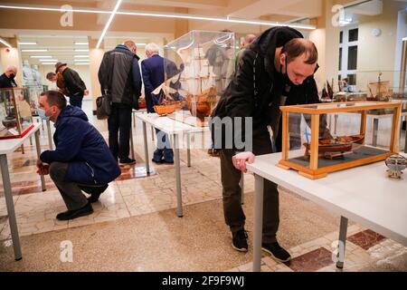 Moscou, Russie. 18 avril 2021. Les visiteurs regardent les modèles de navires pendant le championnat russe et la coupe ouverte de Moscou en modélisation de navires à Moscou, Russie, le 18 avril 2021. Plus de 160 modèles de navires et de navires, des plus petits modèles de 10-15 centimètres de long aux grands modèles de plus de 1.5 mètres de long, ont été présentés pendant la compétition. Credit: Alexander Zemlianichenko Jr/Xinhua/Alay Live News Banque D'Images