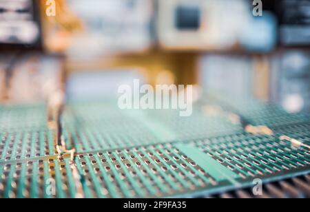 Les microcircuits et les composants se trouvent sur des plaques métalliques Banque D'Images