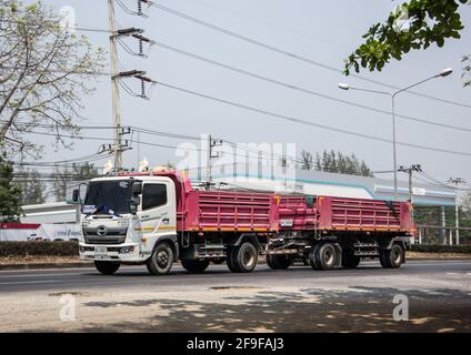 Chiangmai, Thaïlande - Mars 16 2021: Camion-remorque de la compagnie Thanachai. Sur la route n°1001, à 8 km de la ville de Chiangmai. Banque D'Images