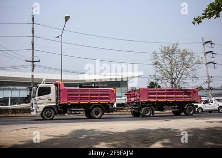 Chiangmai, Thaïlande - Mars 16 2021: Camion-remorque de la compagnie Thanachai. Sur la route n°1001, à 8 km de la ville de Chiangmai. Banque D'Images