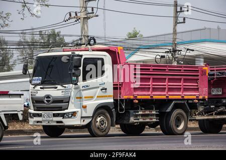 Chiangmai, Thaïlande - Mars 16 2021: Camion-remorque de la compagnie Thanachai. Sur la route n°1001, à 8 km de la ville de Chiangmai. Banque D'Images