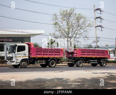 Chiangmai, Thaïlande - Mars 16 2021: Camion-remorque de la compagnie Thanachai. Sur la route n°1001, à 8 km de la ville de Chiangmai. Banque D'Images