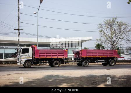 Chiangmai, Thaïlande - Mars 16 2021: Camion-remorque de la compagnie Thanachai. Sur la route n°1001, à 8 km de la ville de Chiangmai. Banque D'Images