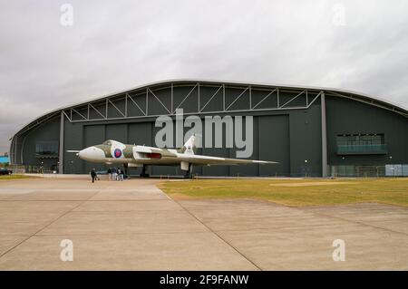 Avion à réaction Avro Vulcan B2 XJ824 à l'extérieur du super hangar de l'espace aérien à IWM Duxford, Royaume-Uni. Ancien bombardier nucléaire de la guerre froide de la Royal Air Force, conservé Banque D'Images