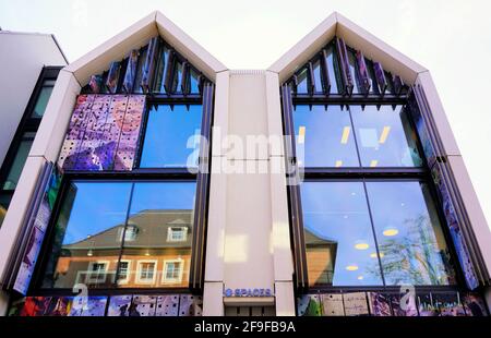 Bâtiment moderne avec reflet de verre dans la vieille ville de Düsseldorf. Banque D'Images
