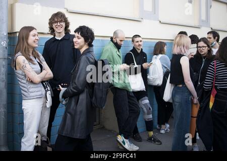 Moscou, Russie -16 avril 2021, des gens sont venus au tribunal de Basmanny pour soutenir les étudiants arrêtés dans l'affaire Doxa. Banque D'Images