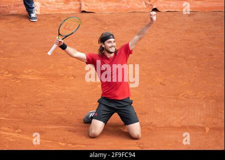 Monte Carlo, Monaco. 18 avril 2021. Le Stefanos Tsitsipas, de Grèce, célèbre la victoire du match final contre Andrey Rublev, de Russie, avec le trophée lors de la finale des singles hommes lors du Rolex Monte-Carlo Masters au Monte-Carlo Country Club le 18 avril 2021 à Monte-Carlo, Monaco. (Photo de David Niviere/ABACAPRESS.COM) crédit: Abaca Press/Alay Live News crédit: Abaca Press/Alay Live News Banque D'Images