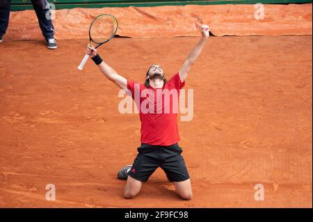 Monte Carlo, Monaco. 18 avril 2021. Le Stefanos Tsitsipas, de Grèce, célèbre la victoire du match final contre Andrey Rublev, de Russie, avec le trophée lors de la finale des singles hommes lors du Rolex Monte-Carlo Masters au Monte-Carlo Country Club le 18 avril 2021 à Monte-Carlo, Monaco. (Photo de David Niviere/ABACAPRESS.COM) crédit: Abaca Press/Alay Live News crédit: Abaca Press/Alay Live News Banque D'Images