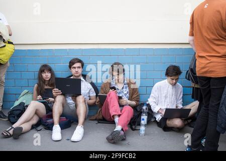 Moscou, Russie -16 avril 2021, des gens sont venus au tribunal de Basmanny pour soutenir les étudiants arrêtés dans l'affaire Doxa. Groupe d'étudiants assis près du Banque D'Images