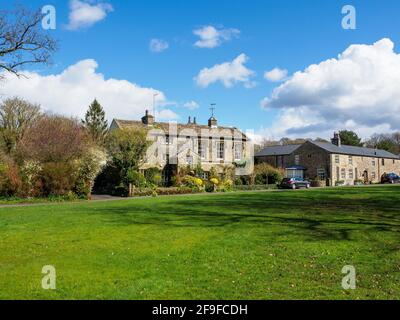 Bolton par Bowland Yorkshire village vert et cottages dans le début du printemps Banque D'Images