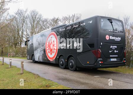 Aschheim, Allemagne. 18 avril 2021. Eintracht Frankfurt Frauen bus équipe avant le 2. Frauen Bundesliga match entre le FC Bayern Munich II et Eintracht Frankfurt II au Sportpark Aschheim, Allemagne. Crédit: SPP Sport presse photo. /Alamy Live News Banque D'Images