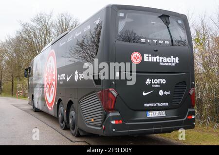 Aschheim, Allemagne. 18 avril 2021. Eintracht Frankfurt Frauen bus équipe avant le 2. Frauen Bundesliga match entre le FC Bayern Munich II et Eintracht Frankfurt II au Sportpark Aschheim, Allemagne. Crédit: SPP Sport presse photo. /Alamy Live News Banque D'Images