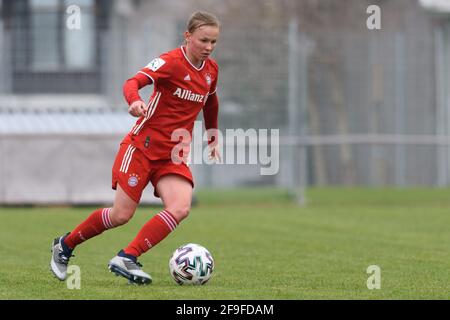 Aschheim, Allemagne. 18 avril 2021. Laura Donhauser (2 FC Bayern München II) pendant le 2. Frauen Bundesliga match entre le FC Bayern Munich II et Eintracht Frankfurt II au Sportpark Aschheim, Allemagne. Crédit: SPP Sport presse photo. /Alamy Live News Banque D'Images