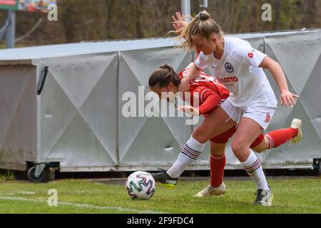 Aschheim, Allemagne. 18 avril 2021. Amelie Schuster (16 FC Bayern München II) et Leonie Koester (27 Eintracht Frankfurt II) pendant le 2. Frauen Bundesliga match entre le FC Bayern Munich II et Eintracht Frankfurt II au Sportpark Aschheim, Allemagne. Crédit: SPP Sport presse photo. /Alamy Live News Banque D'Images