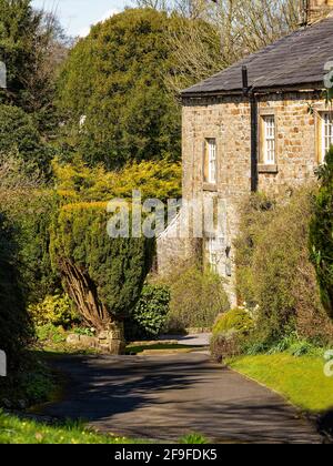 Bolton par Bowland Yorkshire UK jolies cottages au printemps soleil Banque D'Images