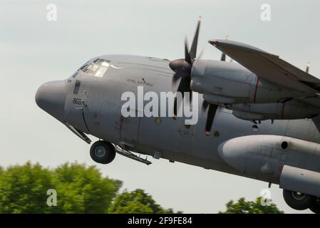 Décollage de l'avion de transport Hercules C-130J de la RAF Royal Air Force. Gros avion cargo grimpant. Lockheed Martin Hercules C.5 ZH885 avant Banque D'Images