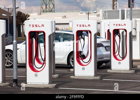 Station de charge du compresseur pour les véhicules électriques Tesla, Tesla modèle S, Frechen, Rhénanie-du-Nord-Westphalie, Allemagne. T. De l'outil de lestation du compresseur de suralimentation Banque D'Images