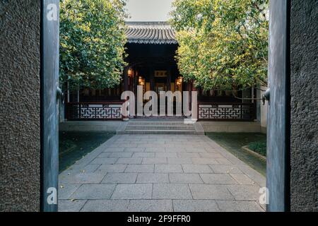 Paysage et bâtiments dans le jardin de retraite de couple, un jardin chinois classique à Suzhou, en Chine Banque D'Images