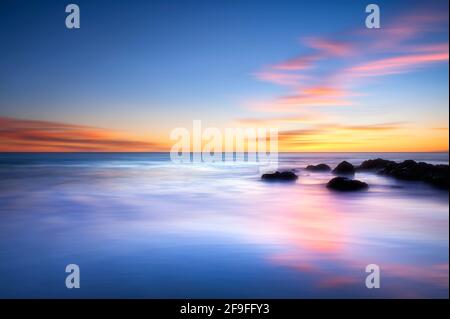 Coucher de soleil au parc national Leo Carrillo, Californie. Banque D'Images