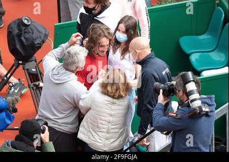 Monte Carlo, Monaco. 18 avril 2021. Monaco, Monaco. 17 avril 2021. Le Stefanos Tsitsipas, de Grèce, célèbre la victoire du match final avec sa famille lors de la finale des singles hommes lors des Rolex Monte-Carlo Masters au Monte-Carlo Country Club le 18 avril 2021 à Monte-Carlo, Monaco. (Photo de David Niviere/ABACAPRESS.COM) crédit: Abaca Press/Alay Live News crédit: Abaca Press/Alay Live News Banque D'Images