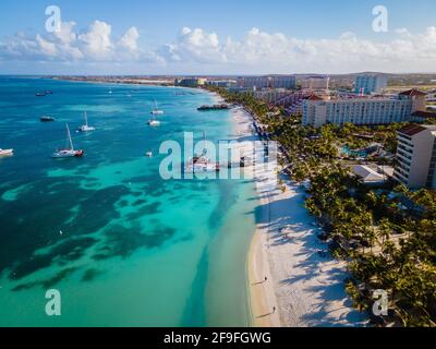 Palm Beach Aruba Caraïbes, longue plage de sable blanc avec palmiers à Aruba Antilles Banque D'Images