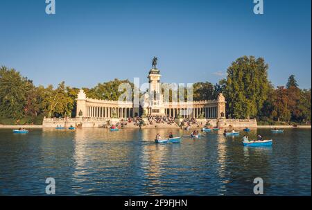 Madrid, Espagne: Bateaux à rames à l'Estanque Grande Del Retiro (lac du parc Retiro) Banque D'Images