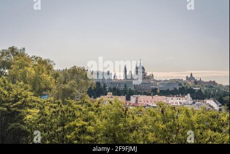 Madrid, Espagne skyline at Santa Maria la Real de la cathédrale Almudena et le Palais Royal. Banque D'Images