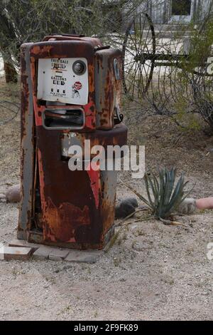 Pompe à gaz d'époque abandonnée assise dans le désert de Maricopa Arizona États-Unis Banque D'Images