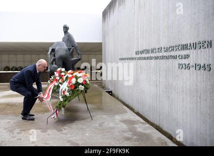 18 avril 2021, Brandebourg, Oranienburg : Dietmar Woidke (SPD), ministre-président de Brandebourg, organise les rubans d'une couronne du gouvernement de l'État sur le site commémoratif de la « Maison Z » au Mémorial de Sachsenhausen près du groupe de personnalités de Waldemar Grzimek dans le cadre des commémorations centrales de la Journée de libération. 'Station Z' était le nom donné par la SS à un bâtiment érigé au début de 1942 qui était un crématorium et un site d'extermination. 'Z' comme la dernière lettre de l'alphabet, était cyniquement la dernière station de la vie d'un prisonnier. Photo: Soeren Stache/dpa-Zentralbild/POOL/dpa Banque D'Images