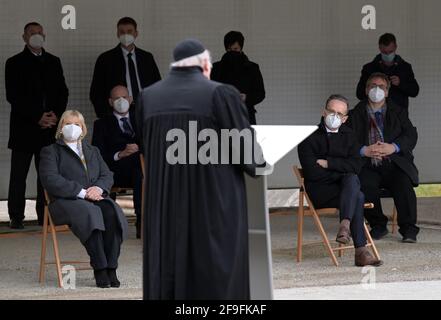 18 avril 2021, Brandebourg, Oranienburg: Ulrike Liedtke (l), Président du Parlement d'Etat, et Heiko Maas (r), tous deux SPD), Ministre fédéral des Affaires étrangères, suivent la prière du rabbin Andreas Nachama au Mémorial de la "Station Z" du Mémorial de Sachsenhausen dans le cadre des cérémonies commémoratives centrales de la Journée de libération. 'Station Z' était le nom donné par la SS à un bâtiment érigé au début de 1942 qui était un crématorium et un lieu d'extermination. 'Z' comme la dernière lettre de l'alphabet, était cyniquement la dernière station de la vie d'un prisonnier. Photo: Soeren Stache/dpa-Zentralbild/POO Banque D'Images