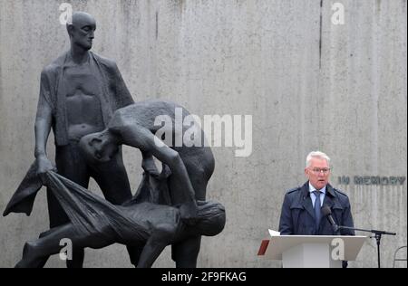 18 avril 2021, Brandebourg, Oranienburg: Dik de Boef, Secrétaire général du Comité international de Sachsenhausen, s'exprime devant le groupe de figures du sculpteur Waldemar Grzimek au Mémorial de la « session Z » du Mémorial de Sachsenhausen dans le cadre des commémorations centrales de la Journée de libération. 'Station Z' était le nom donné par la SS à un bâtiment érigé au début de 1942 qui était un crématorium et un lieu d'extermination. 'Z' comme la dernière lettre de l'alphabet, était cyniquement la dernière station de la vie d'un prisonnier. Photo: Soeren Stache/dpa-Zentralbild/POOL/dpa Banque D'Images