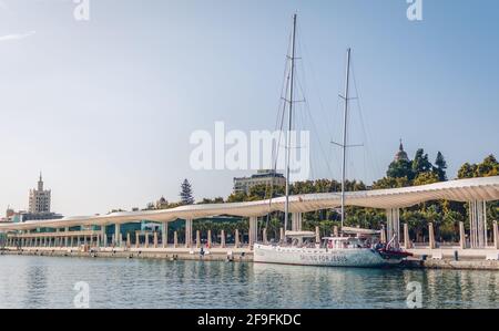 Yachts dans le port de plaisance au crépuscule, à Málaga, Espagne. Port de plaisance et complexe résidentiel est l'un des ports les plus célèbres de costa del sol Banque D'Images