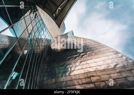 Bilbao, Espagne - 18 mai 2019 : vue détaillée du musée Guggenheim de Bilbao, Gascogne, pays basque, Espagne Banque D'Images