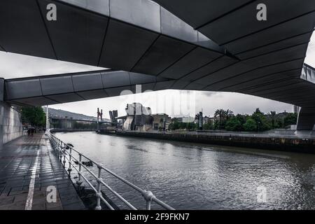 Bilbao, Espagne - 18 mai 2019 : vue détaillée du musée Guggenheim de Bilbao, Gascogne, pays basque, Espagne Banque D'Images