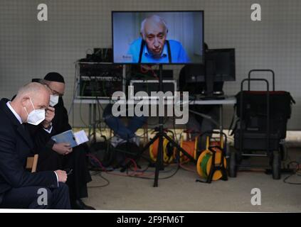 18 avril 2021, Brandebourg, Oranienburg : Dietmar Woidke (l, SPD), ministre-président du Brandebourg, et le rabbin Andreas Nachama écoutent un enregistrement vidéo d'un discours de Klaus Reichmuth, survivant du camp de concentration de Sachsenhausen, sur le site commémoratif de la « Maison Z » dans le mémorial de Sachsenhausen, dans le cadre des événements commémoratifs centraux de la Journée de libération. Le SS a appelé 'Station Z' un bâtiment érigé au début de 1942 qui était un crématorium et un lieu d'extermination. 'Z' comme la dernière lettre de l'alphabet, était cyniquement la dernière station de la vie d'un prisonnier. Photo: Soeren Stac Banque D'Images