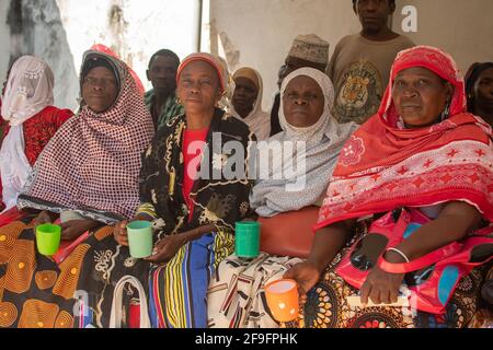 Dodoma, Tanzanie. 10-10-2018. Groupe de femmes musulmanes noires dont l'expression est souffrance sur leur visage attendent de recevoir de l'aide à un hosp rural Banque D'Images