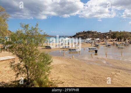 Plage de Monasteri, Paralia, île de Paros, Grèce - 27 septembre 2020 : l'une des plages les plus populaires de Paros. Les personnes qui bronzer sur les chaises longues de l'uedn Banque D'Images