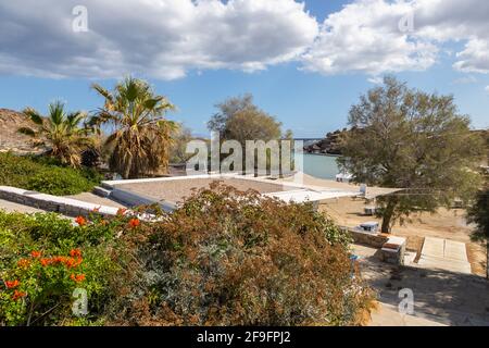 Plage de Monasteri, Paralia, île de Paros, Grèce - 27 septembre 2020 : l'une des plages les plus populaires de Paros. Les personnes qui bronzer sur les chaises longues de l'uedn Banque D'Images