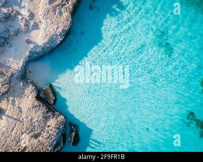 Tres Trapi Steps Triple Steps Beach, Aruba complètement vide, plage populaire parmi les habitants et les touristes, mer cristalline Aruba. Caraïbes, couple homme et femme dans un océan clair de cristal Banque D'Images