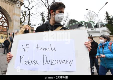 Prague, République tchèque. 18 avril 2021. Des personnes protestent devant l'ambassade de Russie à Prague (République tchèque), le 18 avril 2021 contre la Russie putiniste et la participation présumée de la Russie à une explosion dans le dépôt de munitions tchèque Vrbevtice. Credit: Michaela Rihova/CTK photo/Alay Live News Banque D'Images