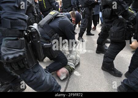 Prague, République tchèque. 18 avril 2021. Des personnes protestent devant l'ambassade de Russie à Prague (République tchèque), le 18 avril 2021 contre la Russie putiniste et la participation présumée de la Russie à une explosion dans le dépôt de munitions tchèque Vrbevtice. Credit: Michaela Rihova/CTK photo/Alay Live News Banque D'Images