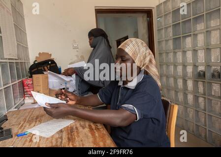 Dodoma, Tanzanie. 10-10-2018. Deux musulmanes noires travaillent à l'hôpital en charge du travail administratif responsable des dossiers de tous les ap Banque D'Images