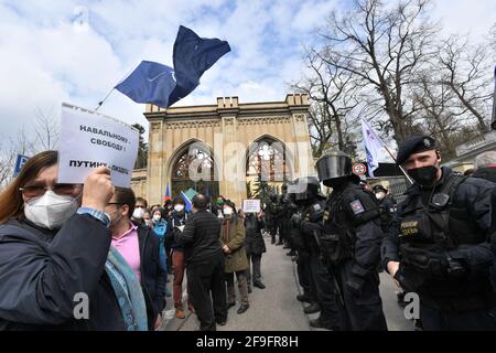 Prague, République tchèque. 18 avril 2021. Des personnes protestent devant l'ambassade de Russie à Prague (République tchèque), le 18 avril 2021 contre la Russie putiniste et la participation présumée de la Russie à une explosion dans le dépôt de munitions tchèque Vrbevtice. Credit: Michaela Rihova/CTK photo/Alay Live News Banque D'Images