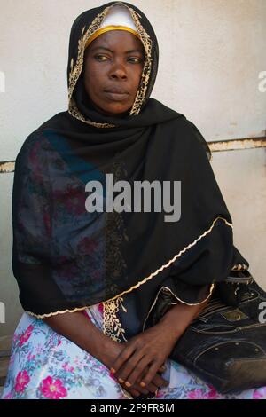 Dodoma, Tanzanie. 10-10-2018. Portrait d'une femme musulmane noire avec un visage sérieux et une expression effrayée pour recevoir une assistance médicale. Banque D'Images